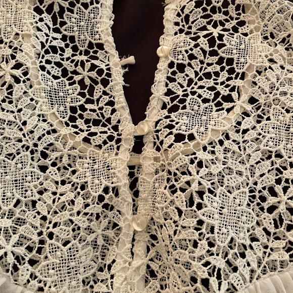 A lacy long sleeved blouse in off white - Picture 4 of 5